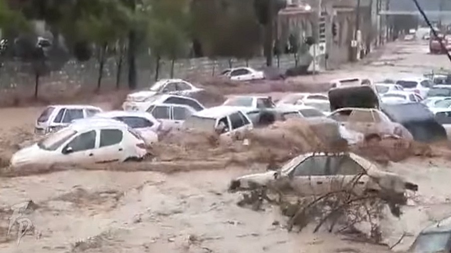 Powódź na ulicach miasta Shiraz w Iranie. Fot. YouTube / FOBOS PLANET.
