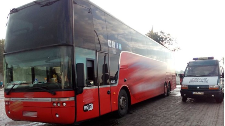 Rejsowy autobus na "łysych" oponach wracał z Władysławowa do Lublina. Z jednej wystawały druty