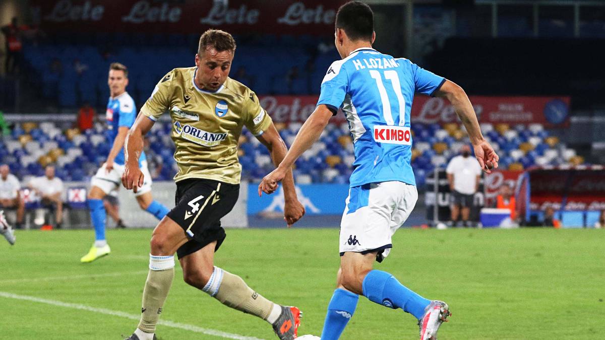 Dwóch piłkarzy w akcji podczas meczu piłki nożnej. Jeden zawodnik w złotym stroju ma na plecach numer 4, drugi w niebieskim stroju z numerem 11.