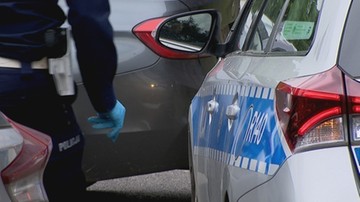 Auto spłonęło po uderzeniu w słup trakcyjny. Dwie ofiary śmiertelne
