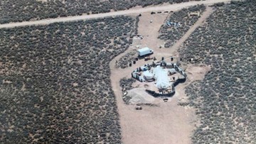Szczątki małego chłopca na terenie obozu w Nowym Meksyku, z którego wcześniej uratowano 11 dzieci