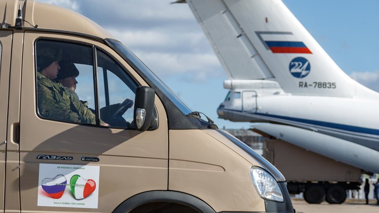 Do Rzymu przyleciał rosyjski samolot z pomocą medyczną. "From Russia with love"