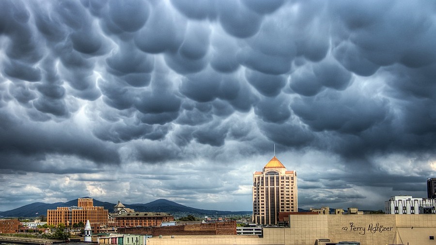 Chmury mammatus nad Roanoke w Wirginii. Fot. Terry Aldhizer.