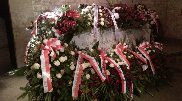 Po pogrzebie. Mamy zdjęcie sarkofagu, w którym spoczęli prezydent Lech Kaczyński i jego żona Maria. Tonie w kwiatach