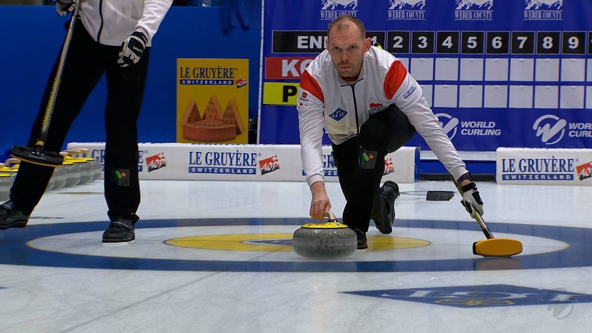 Curlingowiec w akcji na lodowisku podczas mistrzostw świata w Ogden