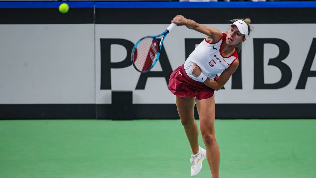 Magda Linette, polska tenisistka, podczas serwisu w meczu drużynowym.