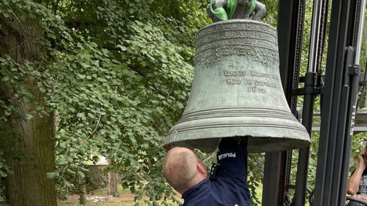 Zachodniopomorskie. Policjant odnalazł serce zabytkowego dzwonu. Było na cmentarzu