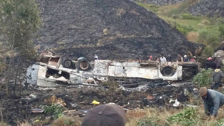 Autokar spadł w przepaść i spłonął. Co najmniej 34 ofiary wypadku na Madagaskarze