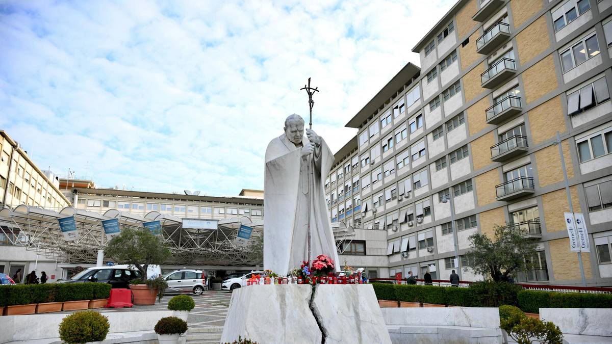 "Chroniony przed najmniejszym przeciągiem". Nowe doniesienia o stanie papieża