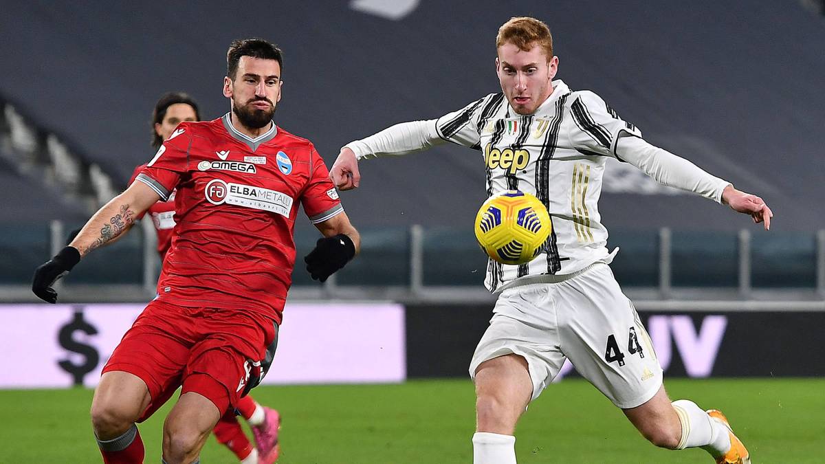 Dwóch piłkarzy w akcji na boisku piłkarskim.