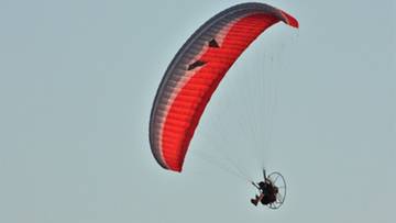 Paralotniarz spadł na lotnisku w Zielonej Górze. W akcji śmigłowiec LPR