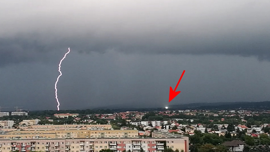 31.07.2018 08:00 Olbrzymia, oślepiająca kula nad Rzeszowem. Nasz czytelnik uwiecznił piorun kulisty?