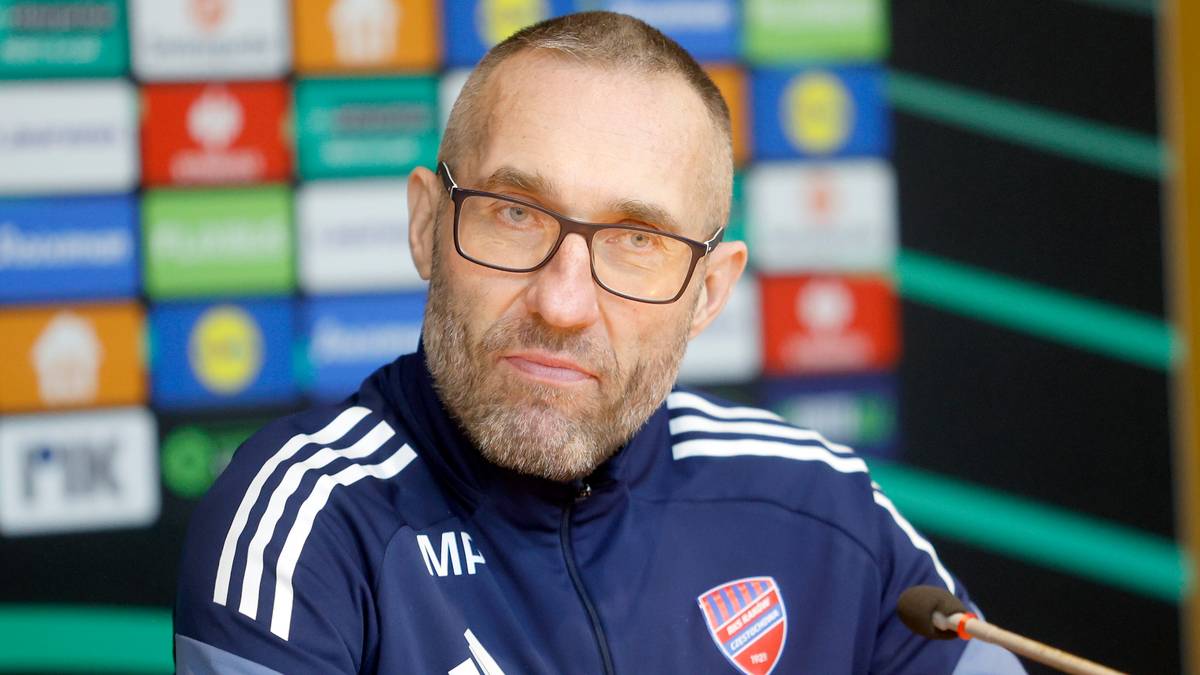 Trener Rakowa Częstochowa w okularach i dresie z logo klubu.