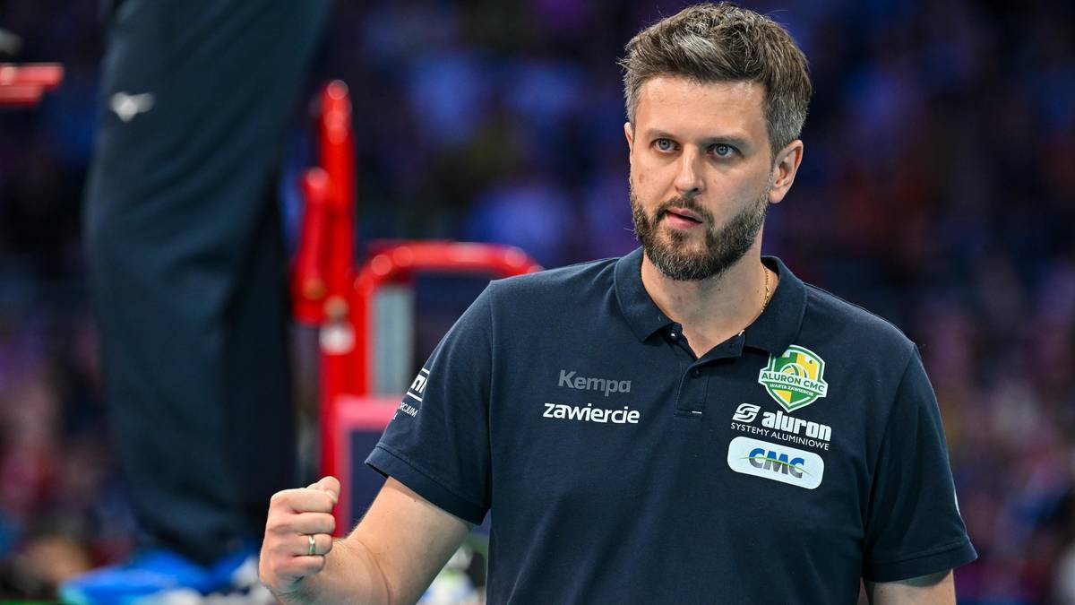 Mężczyzna w koszulce Aluron CMC Zawiercie z zaciśniętą pięścią.