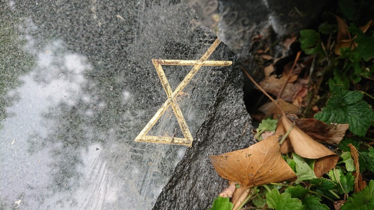 Dewastacja bielskiego cmentarza żydowskiego. Policja: ustalenie sprawców priorytetowe
