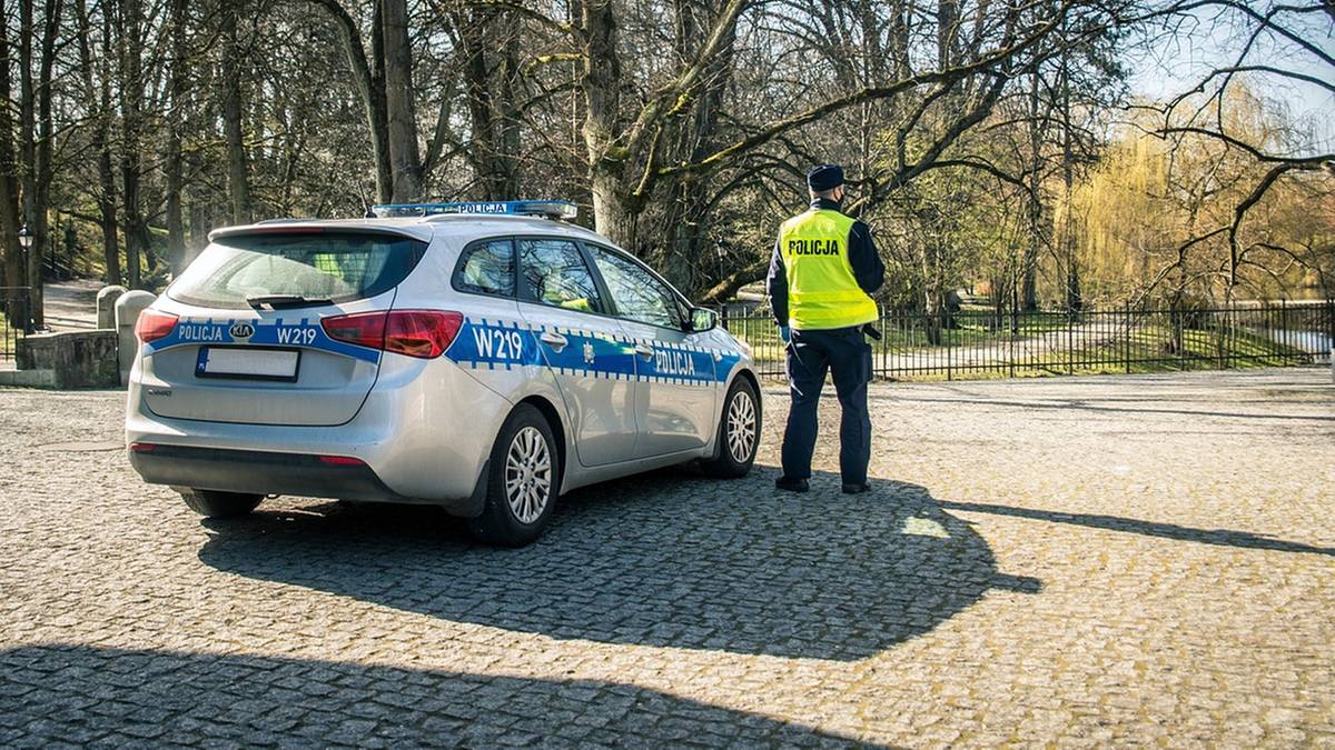 Budowlańcy zatrzymani w drodze do pracy. Pijany kierowca wiózł poszukiwanych mężczyzn