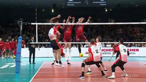 Siatkarze w akcji przy siatce podczas meczu siatk&oacute;wki halowej.