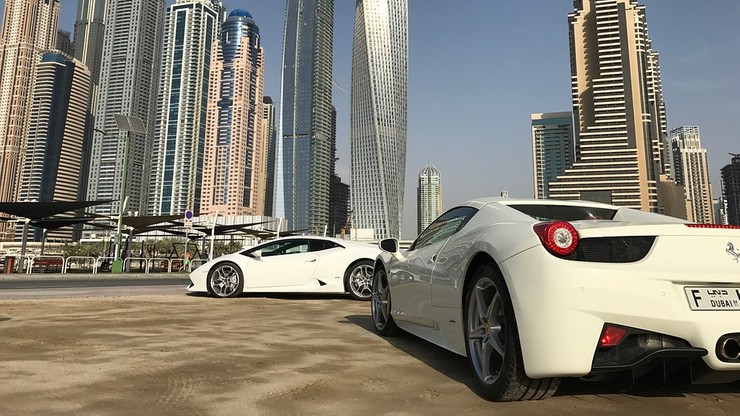 Cyfrowe tablice rejestracyjne testowane w Dubaju. Mogą zawiadomić o kolizji i zapłacić za parking