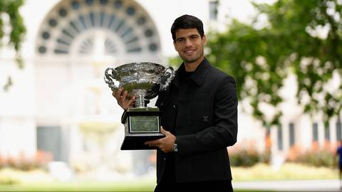 Man in black! Carlos Alcaraz na sesji zdjęciowej po triumfie w Australian Open