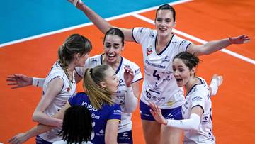 Siatkarki KS DevelopRes Rzesz&oacute;w świętujące zdobyty punkt.