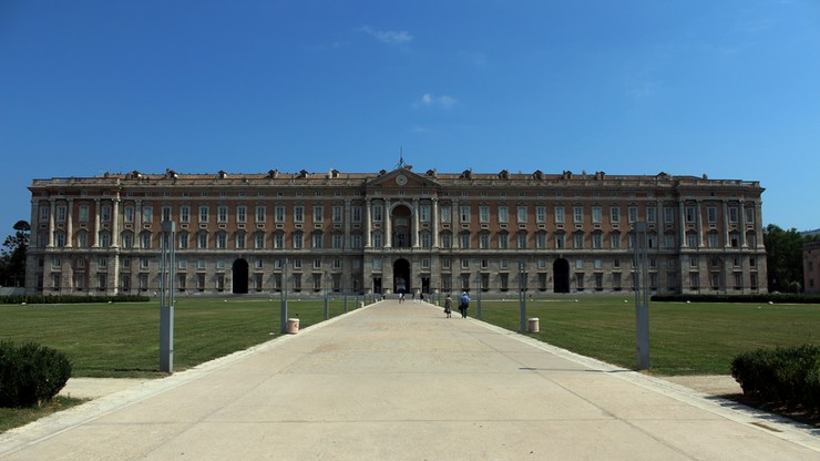 Wiadro w dłoń. Amerykańscy żołnierze posprzątali włoski Pałac Królewski