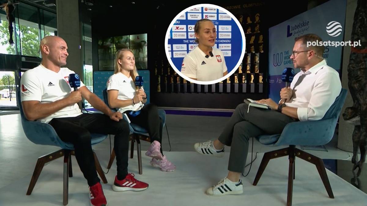 Trzy osoby siedzą na krzesłach w studio telewizyjnym, rozmawiając. Dwie osoby siedzą po lewej stronie, jedna kobieta i jeden mężczyzna, oboje w białych koszulkach z flagą Polski. W okrągłym okienku po prawej stronie widać twarz trzeciej osoby, kobiety w białej koszulce.