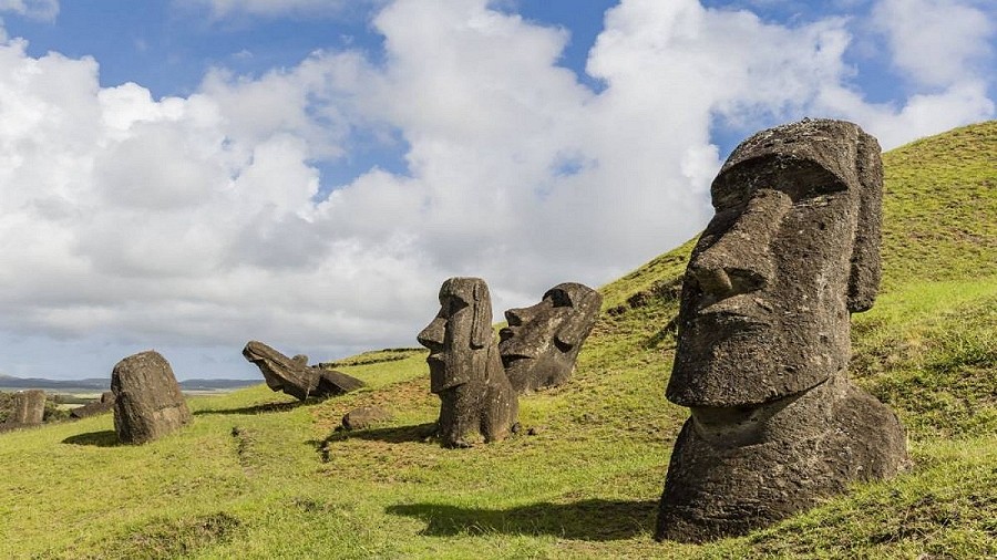Kamienne posągi Moai na Wyspie Wielkanocnej. Fot. Max Pixel.
