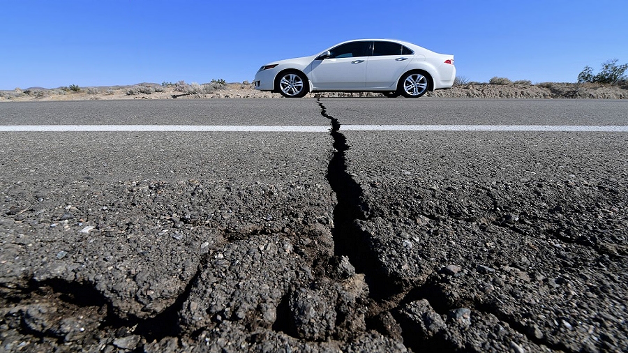 Szczeliny w jednej z dróg w Kalifornii po trzęsieniach. Fot. Karaleight Roe.