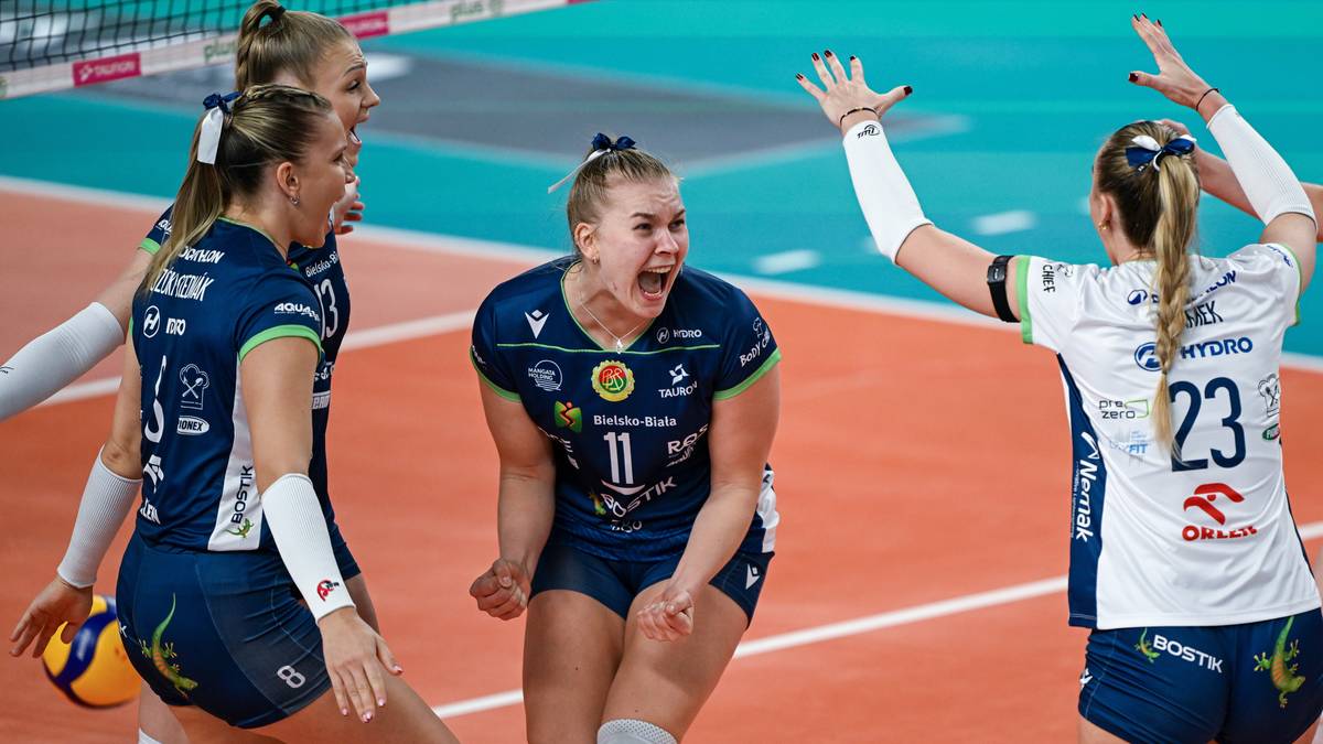 Trzy siatkarki podczas meczu. Jedna z nich w niebieskim stroju z numerem 11 krzyczy z radości, zaciskając pięść. Obok niej druga zawodniczka w niebieskim stroju również pokazuje radość. Trzecia zawodniczka w białym stroju z numerem 23 unosi ręce.