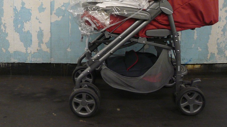 Zwłoki niemowlęcia w wózku. Nie żyło od kilku dni