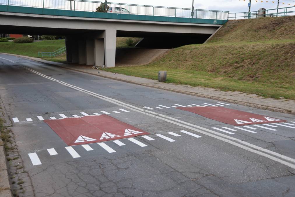 Nowe progi zwalniające na ulicy Solnej w Krakowie, które omijają kierowcy
