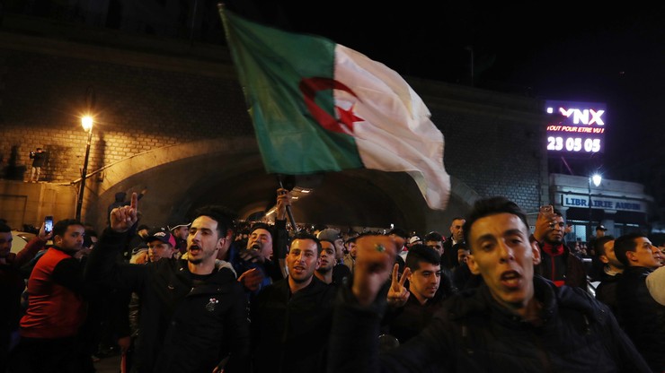 Nocne demonstracje antyrządowe młodzieży w Algierze