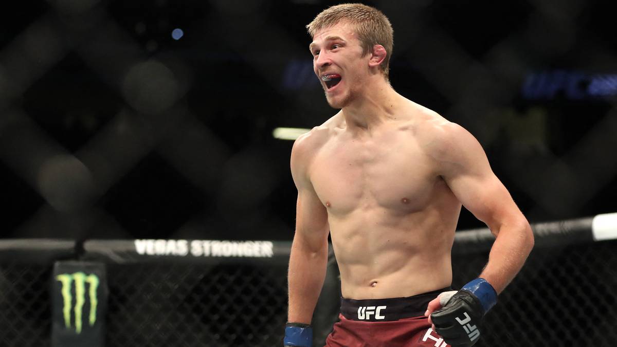 Arnold Allen w klatce UFC, patrzący w bok z otwartymi ustami.