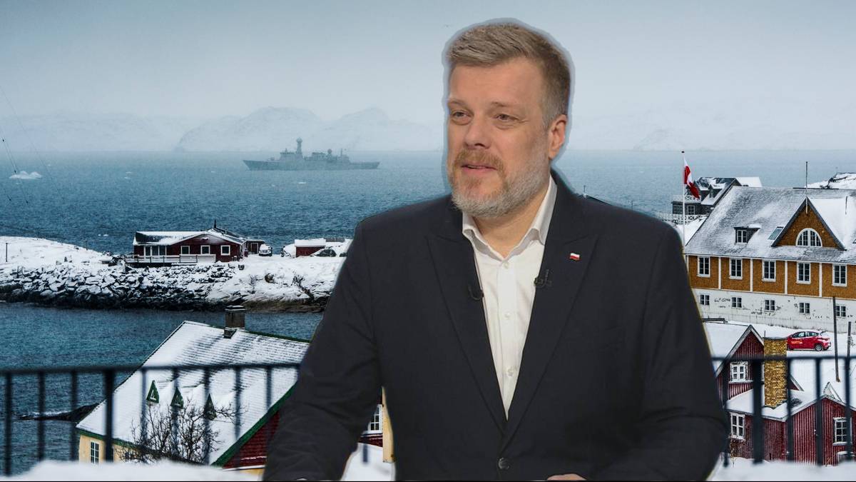 Portret mężczyzny z brodą w garniturze, na tle zimowego krajobrazu z morzem i zabudowaniami.