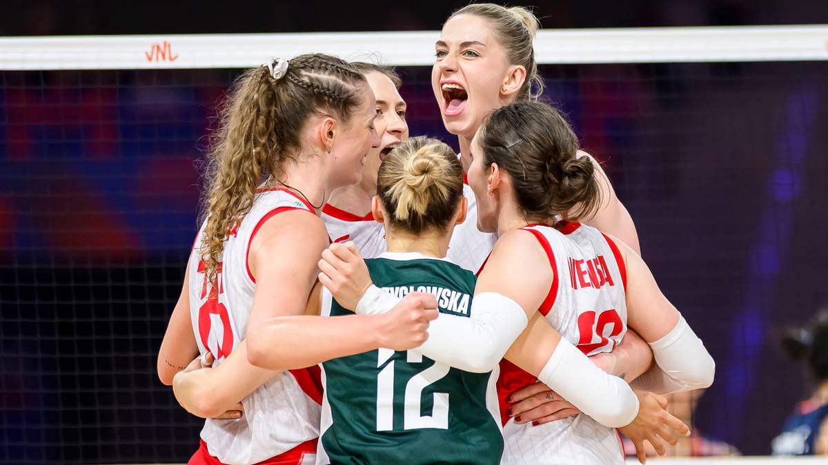 Pięć polskich siatkarek w białych strojach z czerwonymi detalami i zielonym stroju  z numerem 12 na plecach, przytulających się i cieszących się razem po meczu lub zwycięstwie.
