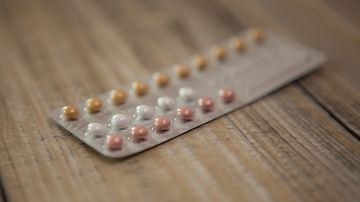Chcą zakazać antykoncepcji. Kolejny projekt dotyczący kobiet trafił do Sejmu