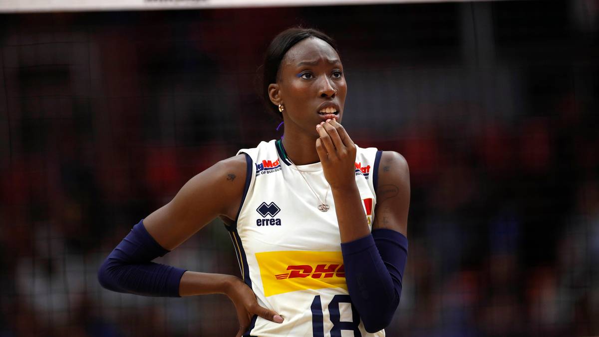 Siatkarka Paola Egonu z ręką przy ustach, w białym stroju sportowym z numerem 18