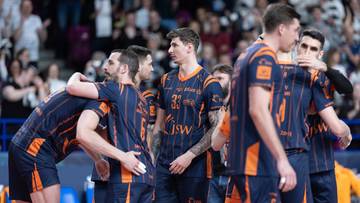 Siatkarze JSW Jastrzębskiego Węgla w strojach meczowych w bliskim kontakcie na boisku