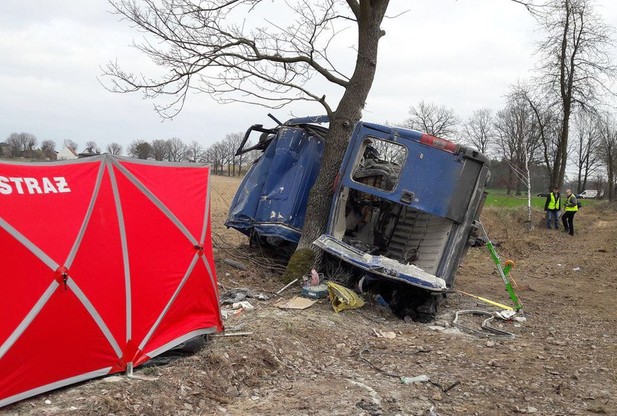 Opolskie: bus uderzył w drzewo, jedna osoba nie żyje. Kierowca był pijany