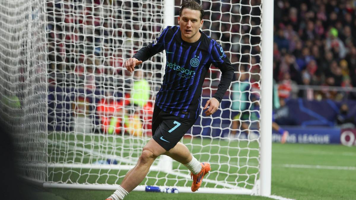 Piłkarz Interu Mediolan w akcji przy bramce.