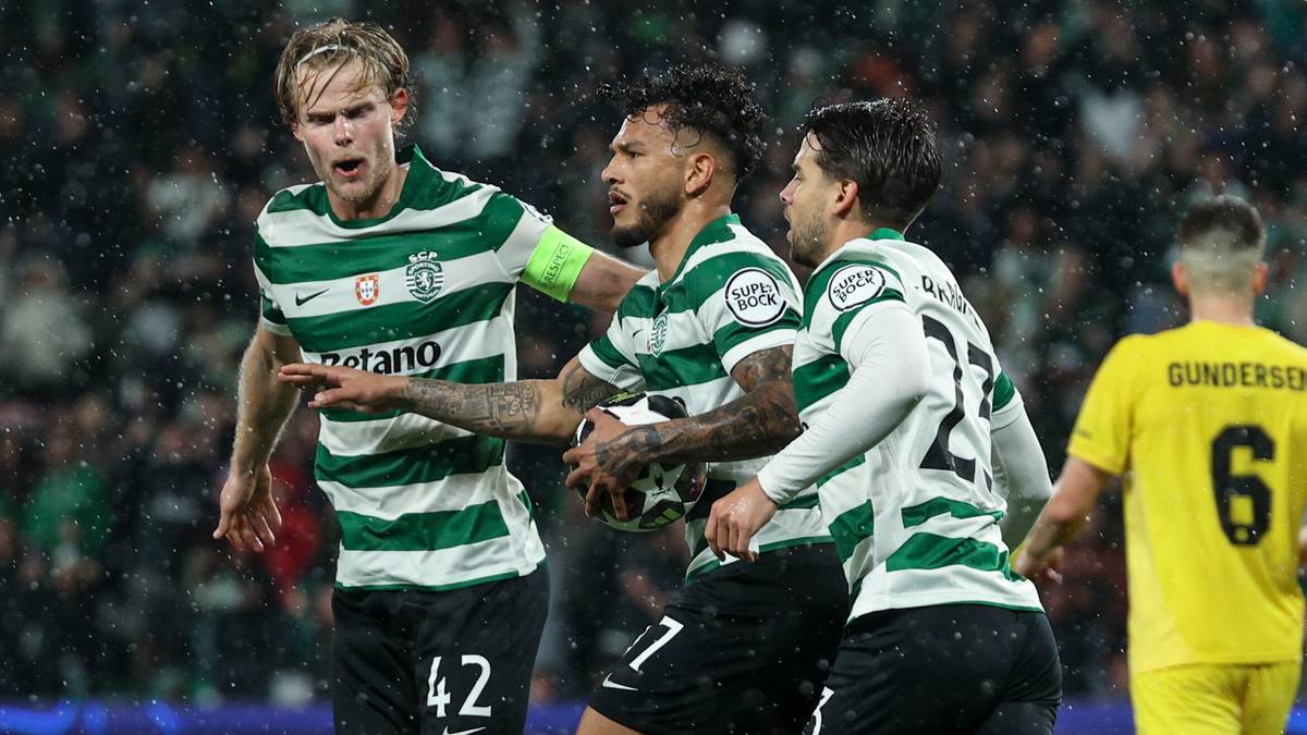 Piłkarze Sportingu Lizbona w zielono-białych strojach świętują gola, jeden z nich trzyma piłkę.