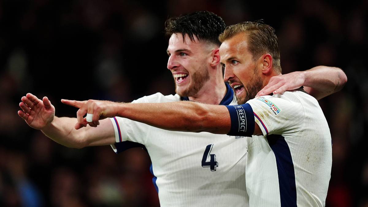 Dw&oacute;ch piłkarzy reprezentacji Anglii cieszy się z sukcesu, jeden z nich wskazuje palcem.