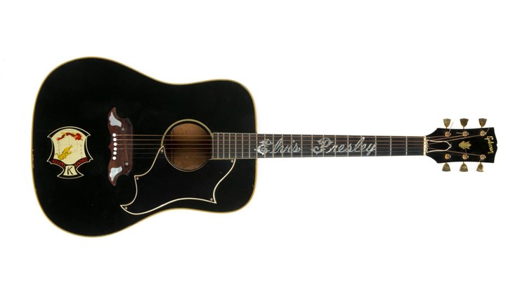 Rekordowa cena gitary Presleya na aukcji w Nowym Jorku. Drogo sprzedana też kurtka Jacksona