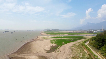 Największe jezioro Chin wysycha. Przejmujące zdjęcia
