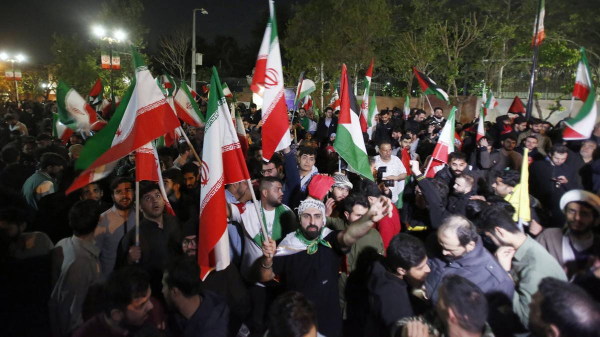 Tysiące ludzi na ulicach. Iran świętuje atak na Izrael