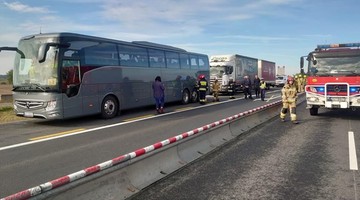Ciężarówka uderzyła w autobus z dziećmi na A4