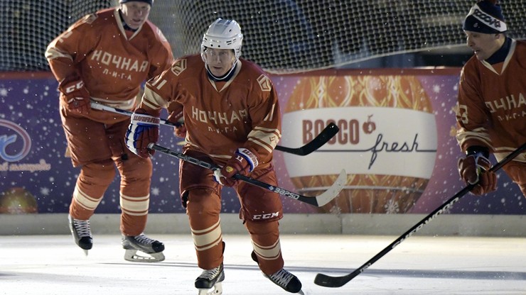Władimir Putin na łyżwach. Prezydent Rosji zagrał w meczu hokeja na Placu Czerwonym