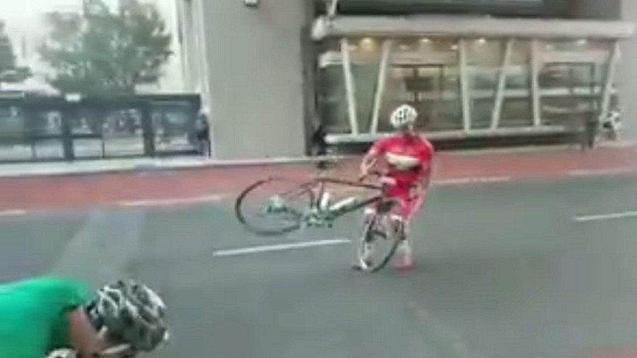 Kolarz walczy z huraganowym wiatrem, który porywa jego rower. Fot. YouTube / Video Crunch.