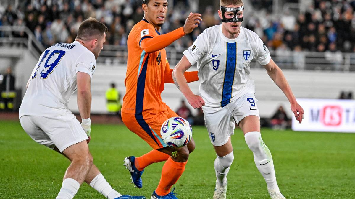 Trzej piłkarze biorą udział w akcji z piłką na boisku podczas meczu.