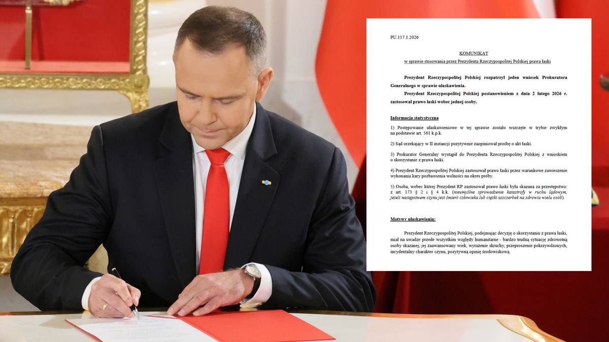 Prezydent Andrzej Duda podpisuje dokumenty na biurku.